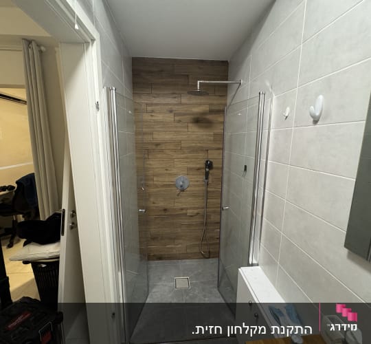 מקלחת עם ראש גשם וקירות עץ